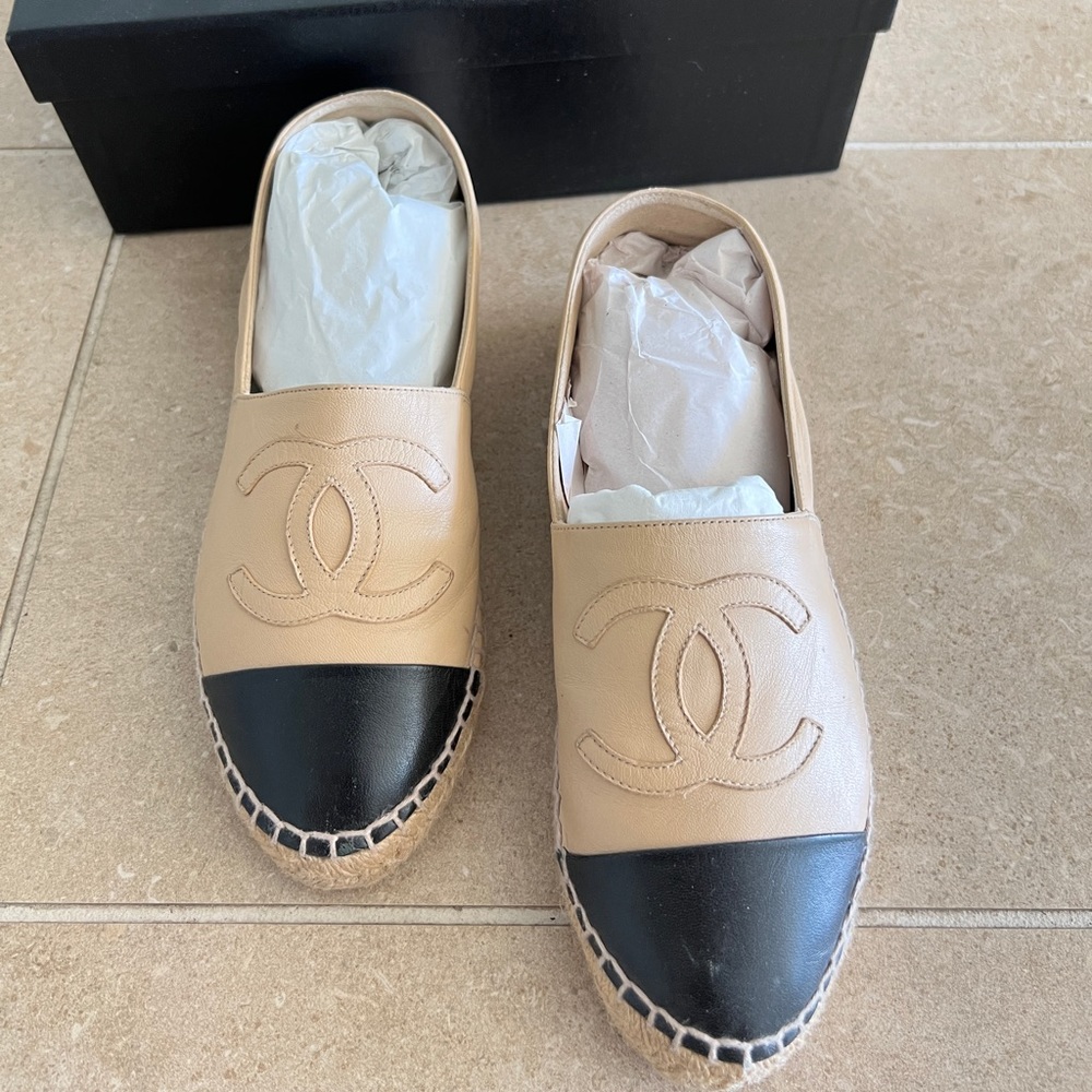 chanel beige and black cc logo espadrilles in size 38